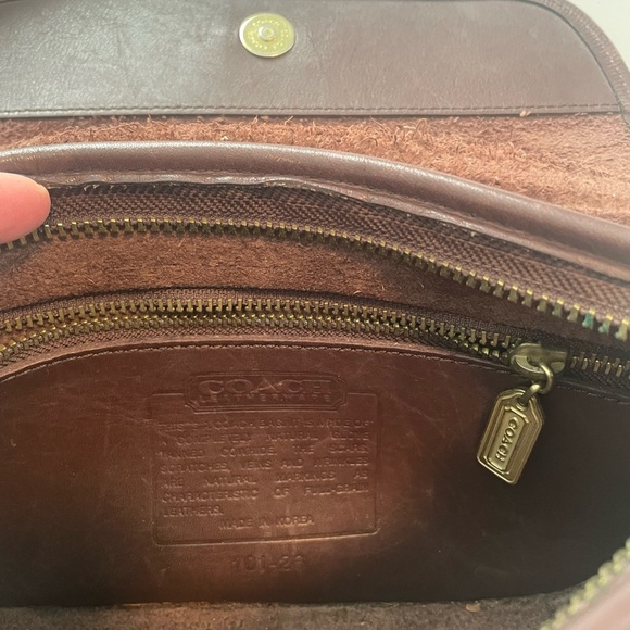 Vintage Coach Brown Leather Crossbody Bag with Flap Closure - Picture 3 of 9